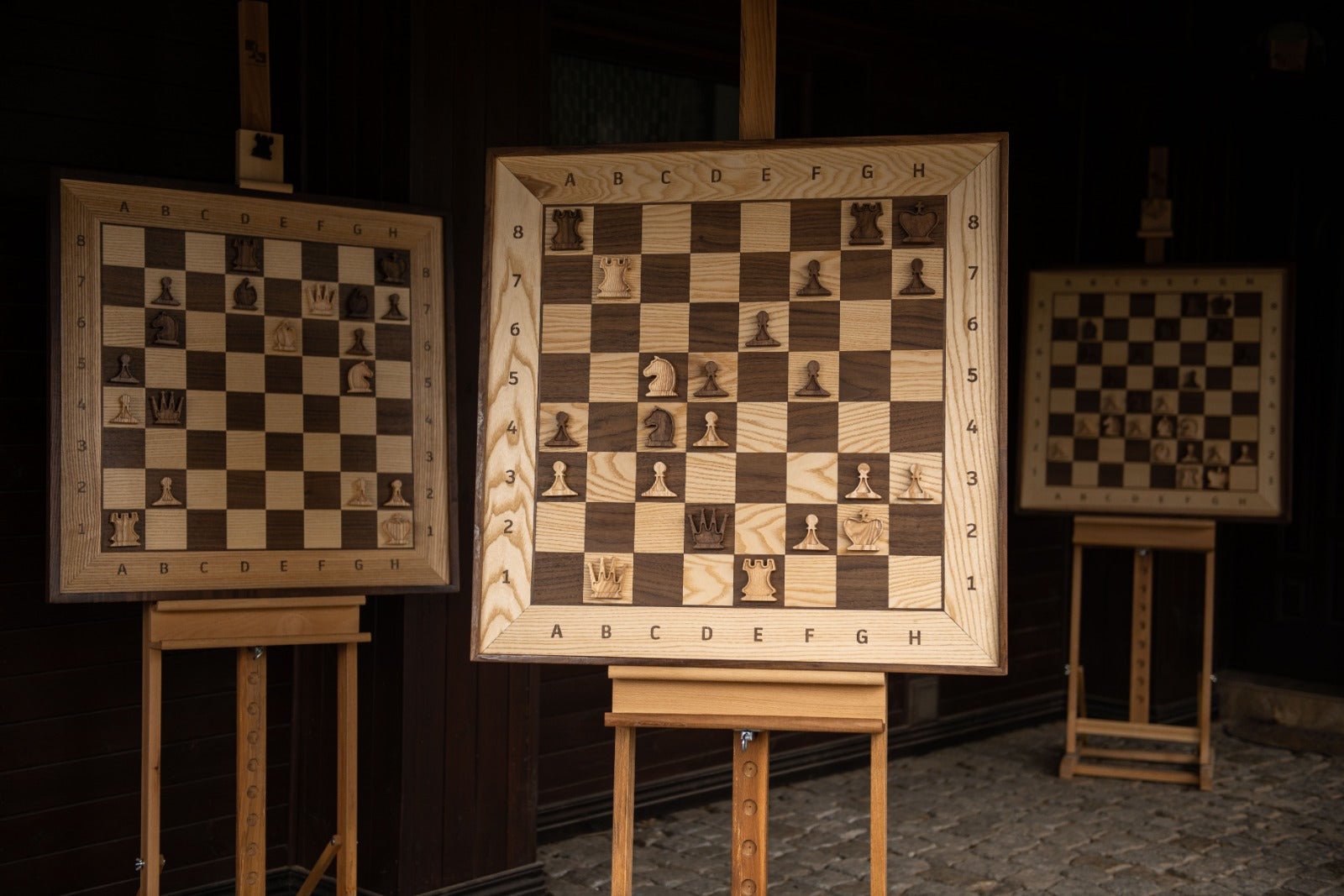 eleganckie-drewniane-szachy-demonstracyjne-ze-stelazem-chf1.jpg