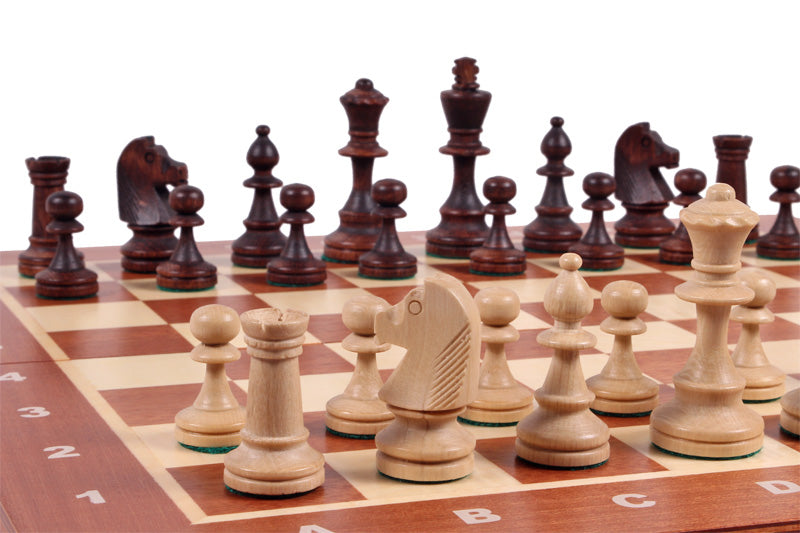 Jeu d'échecs DE TOURNOI No 4 en bois de charme avec l'échiquier en marqueterie de bois d'acajou et sycomore, de petite taille (42 x 42cm) - Ensemble Complet - Jeu d'échecs DE TOURNOI No 4 en bois de charme avec l'échiquier en marqueterie de bois d'acajou et sycomore, de petite taille (42 x 42cm) - Ensemble Complet