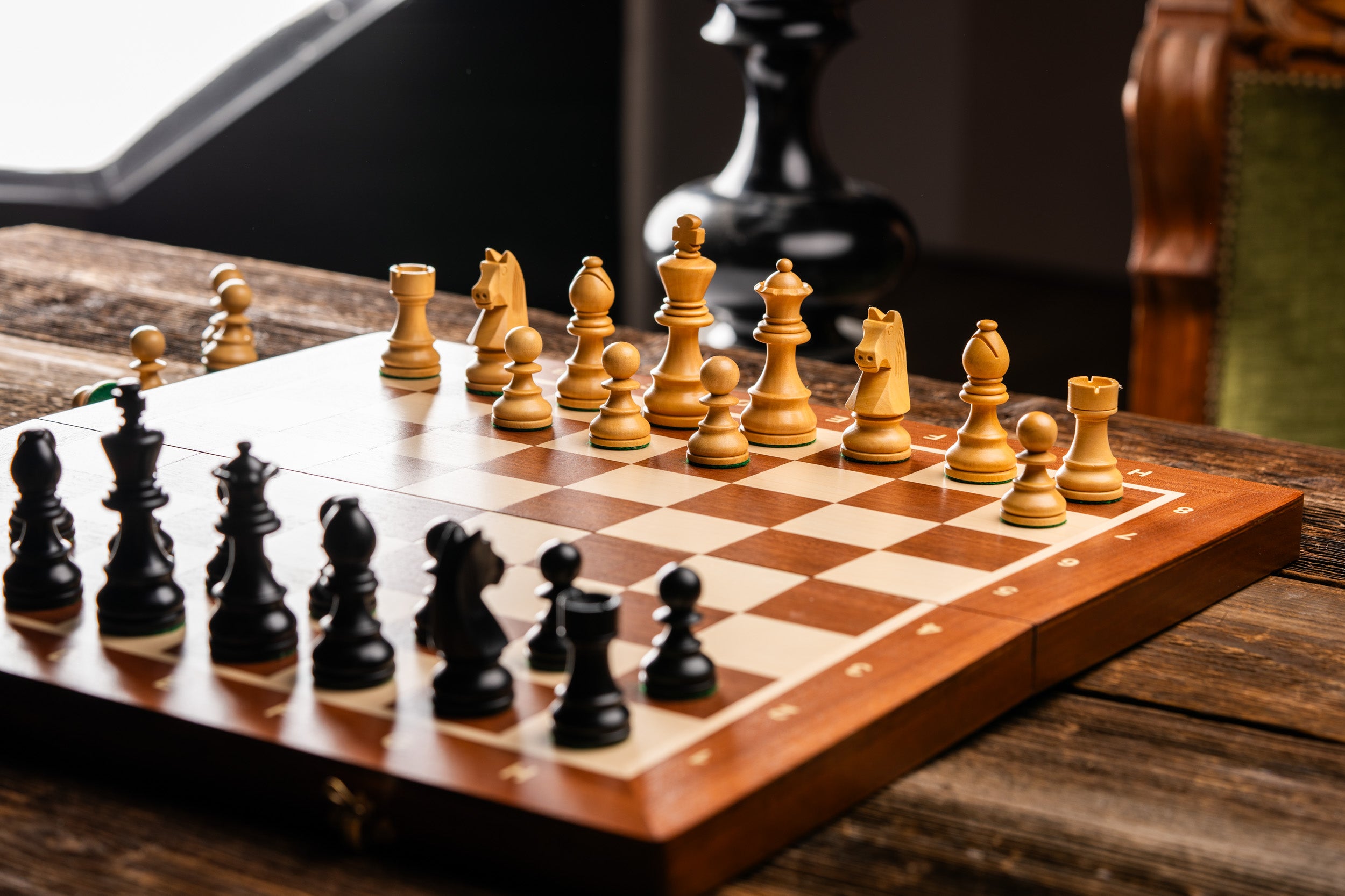 Jeu d'échecs de tournoi avec les pièces German Knight en bois de buis de taille 5 (48x48cm) - L'ensemble complet - Jeu d'échecs de tournoi avec les pièces German Knight en bois de buis de taille 5 (48x48cm) - L'ensemble complet