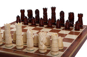 Jeu d'échecs en bois sculpté DU CHÂTEAU de grande taille (60 x 60 cm) avec l'échiquier en marqueterie de bois d'acajou et sycomore