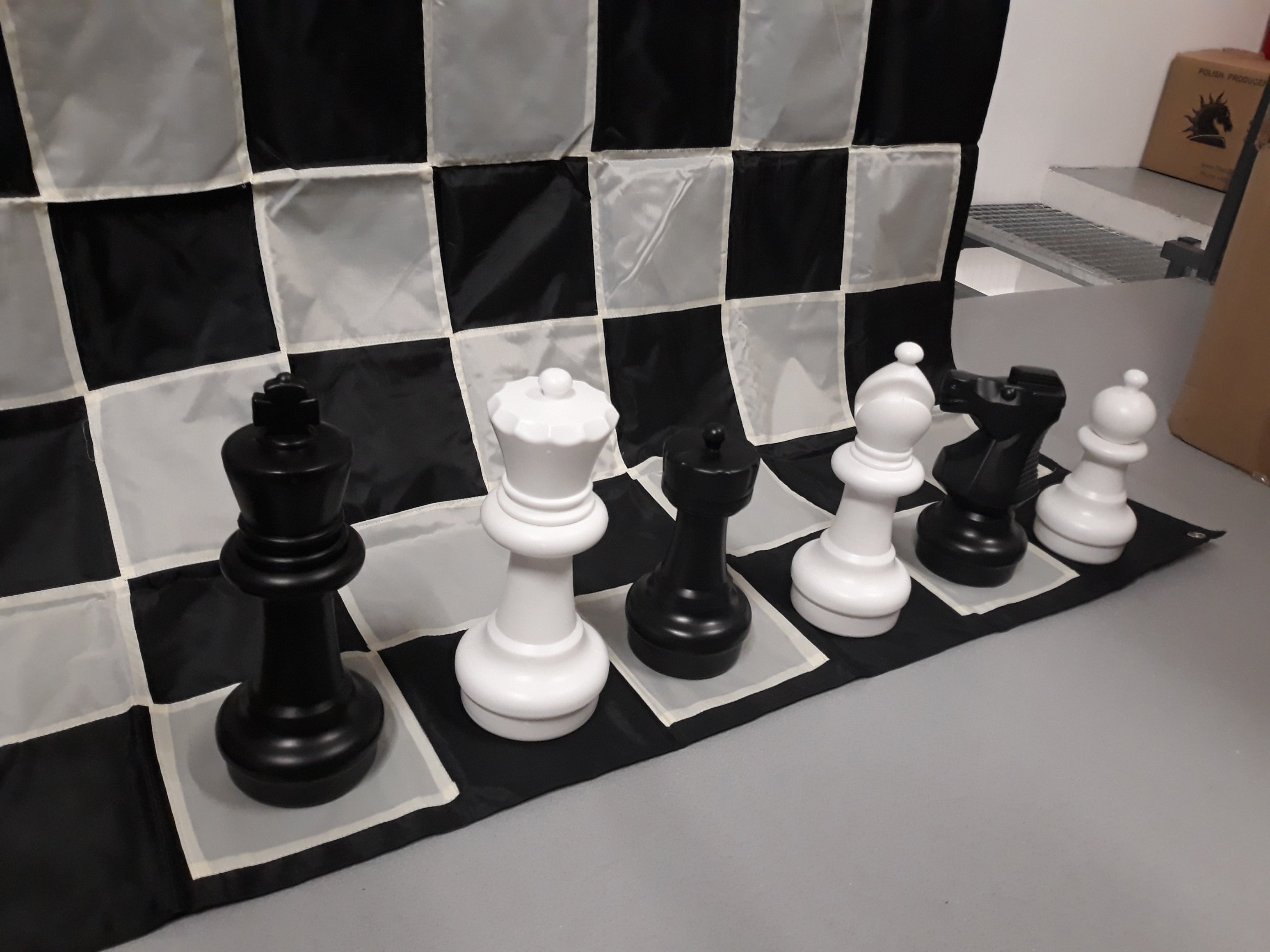 Pièces d'échecs  géantes Jardin et extérieur  (roi 30 cm) -  pièces d'échecs en plastique + échiquier en nylon - Pièces d'échecs  géantes Jardin et extérieur  (roi 30 cm) -  pièces d'échecs en plastique + échiquier en nylon