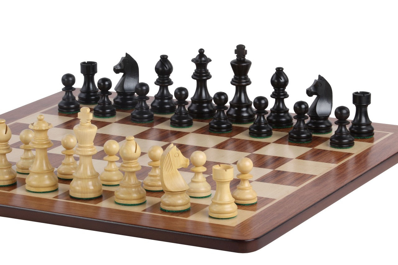 Échiquier en marqueterie de bois de padouk et sycomore  + Pièces d'échecs Timeless Ebonized - Ensemble de taille 5 - Échiquier en marqueterie de bois de padouk et sycomore  + Pièces d'échecs Timeless Ebonized - Ensemble de taille 5