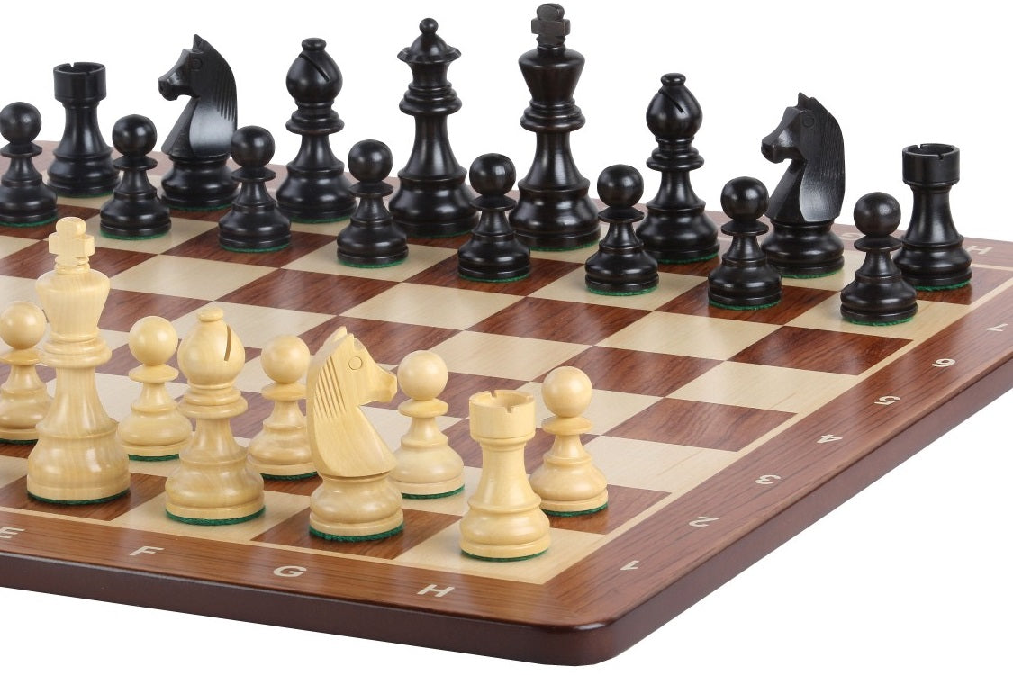 Échiquier noir avec coordonnées en marqueterie de bois de sycomore  + Pièces d'échecs Timeless Ebonized - Ensemble de taille 6 - Échiquier noir avec coordonnées en marqueterie de bois de sycomore  + Pièces d'échecs Timeless Ebonized - Ensemble de taille 6