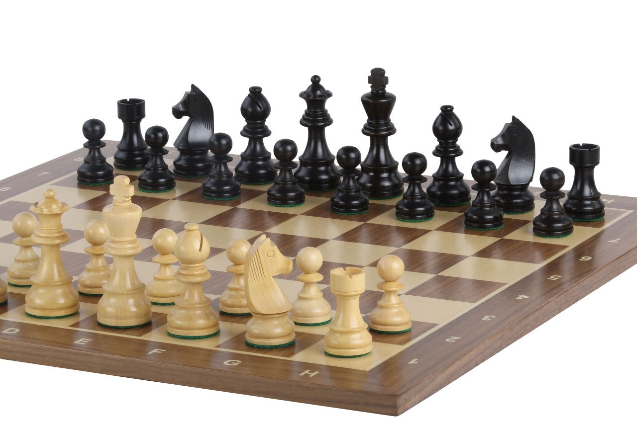 Échiquier avec coordonnées en marqueterie de bois de noyer et sycomore  + Pièces d'échecs Timeless Ebonized - Ensemble de taille 6 - Échiquier avec coordonnées en marqueterie de bois de noyer et sycomore  + Pièces d'échecs Timeless Ebonized - Ensemble de taille 6