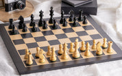 Échiquier en marqueterie de bois de sycomore naturel et teinté + Pièces d'échecs Timeless Ebonized - Ensemble de taille 5
